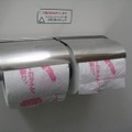 トイレットペーパーの山が編集部を襲う