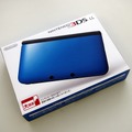 外箱のデザインは3DS LLの他カラーと基本的には同じ。ただ横の部分が青くなっているなど多少の違いも。