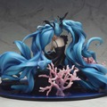 1/8スケールフィギュア「初音ミク 深海少女ver.」予約開始 ― グッ鉄カフェではスペシャルドリンクもプレゼント