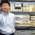 小高近影。いまだ保存してある多数のPC-9800の前で