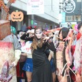 「サイコブレイク × 土屋アンナ」ハロウィンイベント、仮装パレードやミニライブで新宿は異様な雰囲気に