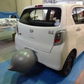 製作途中の様子。ミライースの車体に コマさんの尻尾が取り付けられている。