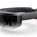 マイクロソフトが開発する「Hololens」バイザー型のデバイスとなっている