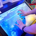 【レポート】これが「立体音響」か！AC『CYTUS Ω』筐体と新要素がお披露目 ― ロケテ初日