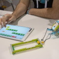 実際の「WeDo 2.0」。5秒間前進するプログラミングが組まれたもの