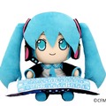 「初音ミク」ぬいぐるみ型クッションが登場、アームレストはリバーシブル仕様