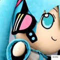 「初音ミク」ぬいぐるみ型クッションが登場、アームレストはリバーシブル仕様