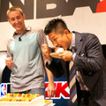 『NBA 2K19』発売記念PRイベントを元サッカー日本代表の前園氏がバスケットボールケーキでお祝い！