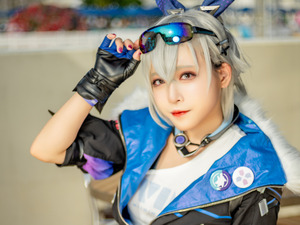 【コスプレ】『崩壊：スターレイル』のスタイリッシュビューティー！銀狼の美女レイヤー推参【写真6枚】 画像