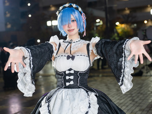 【コスプレ】10代美少女が見せるリゼロの「レム」が鬼可愛い！ふわりと広がるメイド服とフレッシュな笑顔が眩しい【写真8枚】 画像