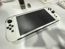 リークをもとに作り上げた？「ニンテンドースイッチ 2」のカバーを展示する海外メーカーに直撃取材！