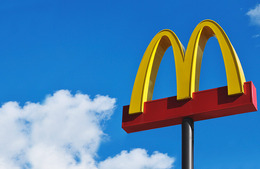 「あれ？いつもとなんかちがう？？」マクドナルドが映画「マイクラ」コラボを示唆？ハッピーセットのロゴが“四角く”表現