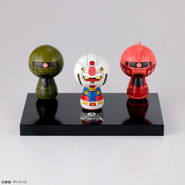 ガンダム・シャア専用ザク・量産型ザクIIが可愛いこけしに！細かい部分を忠実に再現、プレバン限定3体セットには専用の台座が付属
