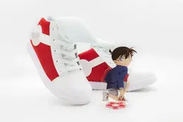 あの“キック力増強シューズ”が現実に…!「名探偵コナン」×「瞬足」コラボがアニメ30周年記念のアクスタ付きで再販