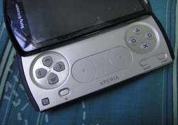 『PlayStation Phone』の新たな本体写真がリーク、Xperiaのロゴも確認