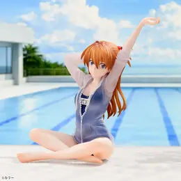 スク水姿が眩しい！「ヱヴァ」より「アスカ」プライズフィギュアが10月9日順次展開、座って伸びをするポーズで立体化
