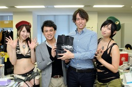 “ヘルキャット軍曹”編集部訪問の裏側、美女とメロメロスタッフによる熾烈な戦いをレポート(読者プレゼントあり)