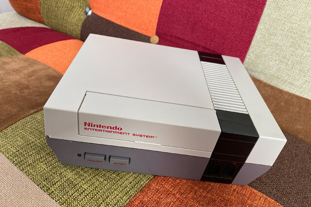 国内ではほとんど情報が無い海外版ファミコン「NES」の不思議な世界─ソフトの入れ方すら異なる“別物”っぷり！生粋のマニアがその魅力を語る