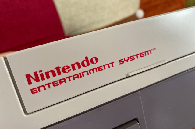 国内ではほとんど情報が無い海外版ファミコン「NES」の不思議な世界─ソフトの入れ方すら異なる“別物”っぷり！生粋のマニアがその魅力を語る