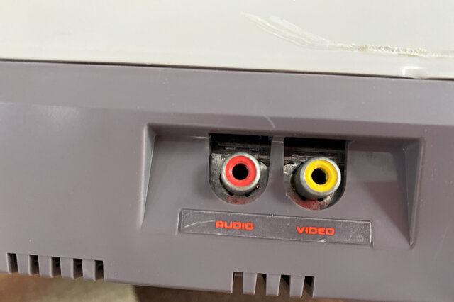 国内ではほとんど情報が無い海外版ファミコン「NES」の不思議な世界─ソフトの入れ方すら異なる“別物”っぷり！生粋のマニアがその魅力を語る