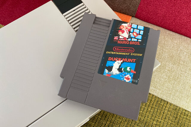 国内ではほとんど情報が無い海外版ファミコン「NES」の不思議な世界─ソフトの入れ方すら異なる“別物”っぷり！生粋のマニアがその魅力を語る