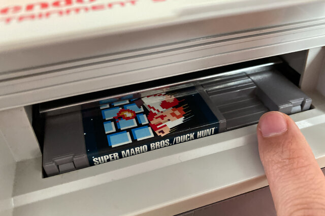 国内ではほとんど情報が無い海外版ファミコン「NES」の不思議な世界─ソフトの入れ方すら異なる“別物”っぷり！生粋のマニアがその魅力を語る