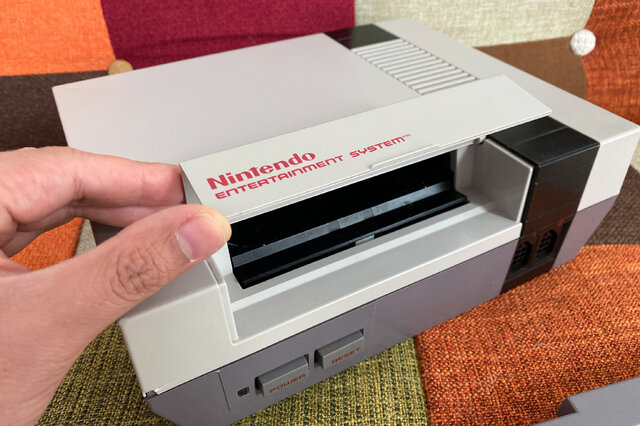 国内ではほとんど情報が無い海外版ファミコン「NES」の不思議な世界─ソフトの入れ方すら異なる“別物”っぷり！生粋のマニアがその魅力を語る