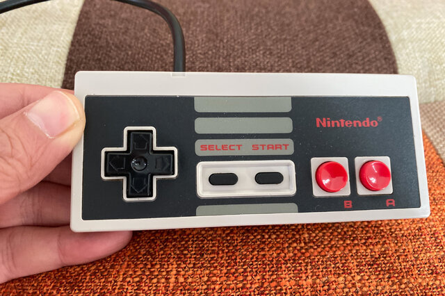 国内ではほとんど情報が無い海外版ファミコン「NES」の不思議な世界─ソフトの入れ方すら異なる“別物”っぷり！生粋のマニアがその魅力を語る