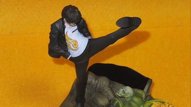 『九龍妖魔學園紀 OOA』限定版のスマホスタンドに、今井秋芳作品を立てかけてみた！ 皆守甲太郎は、PS『外法帖』限定版を支えられるのか？