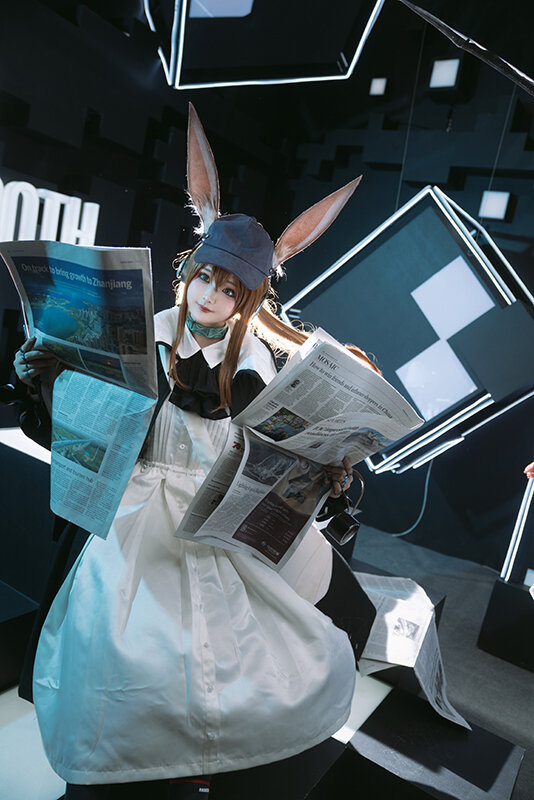 『アークナイツ』アーミヤ（コーデ「新聞配達員」）／撮影：KK-kkkk