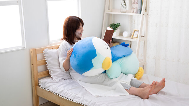 すやすや眠る「ポッチャマ」の巨大ぬいぐるみ登場―このサイズ感と愛くるしさ…抱きしめずにはいられない！