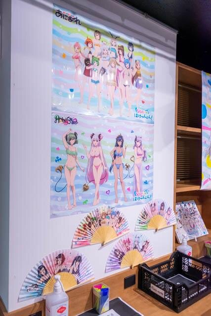 「あにまーれ」「ハニスト」らが水着姿で大集合！新宿で展開中のポップアップストア「ななしいんく ばけ～しょん！」フォトレポート