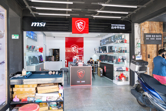 美女と巡る台湾のゲーマーおすすめスポット！台北駅地下街と三創生活園区はオタク・ガジェット好きにたまらん