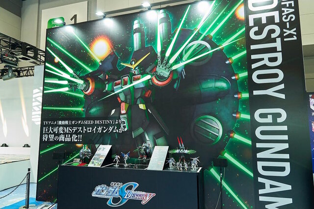 「HG デストロイガンダム」待望のガンプラ化！全高約390mmもの大迫力、一斉発射再現用の大量ビームエフェクトも圧巻