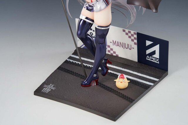 あらわになった下乳がセクシーすぎる！『アズレン』プリンツ・オイゲンのレースクイーンフィギュアが予約受付中