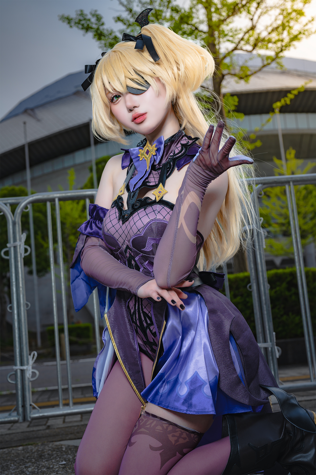 フィッシュル『原神』/桃寧くるみ(X:@_momo_kururu)、撮影:山颪ヒア(X:@fotomachen)