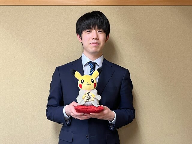 藤井聡太八冠×ピカチュウ!? 日本将棋連盟によるクラファン返礼品に『ポケモン』コラボぬいぐるみが追加―着物は藤井八冠のものをイメージ、手には書き下ろした王将の駒