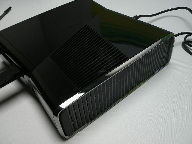 【E3 2010】これが新型Xbox360、スリムで静かに