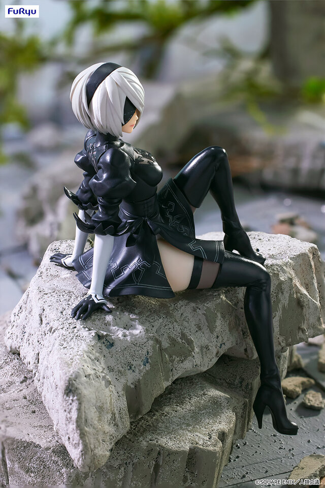 美しい座りポーズで魅せる脚…！「NieR:Automata Ver1.1a」より「2B」のぬーどるストッパーフィギュアが9月中旬よりプライズで順次展開