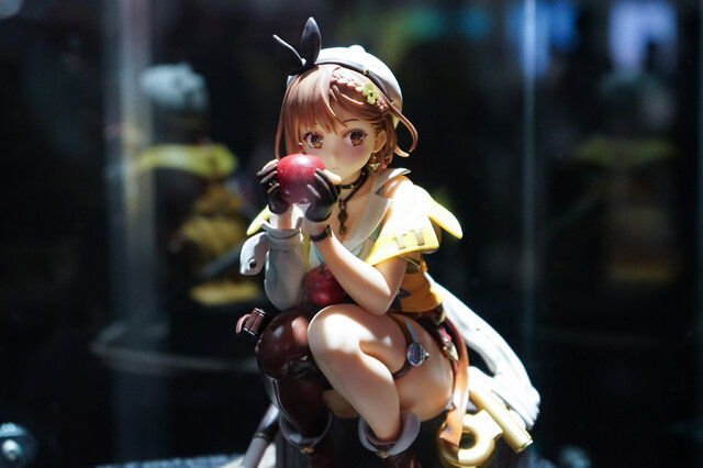 しゃがみ姿のライザを発見！「TGS2024」コーエーテクモブースに展示のフィギュアを写真でお届けー新作主人公・ユミアの造形にも注目