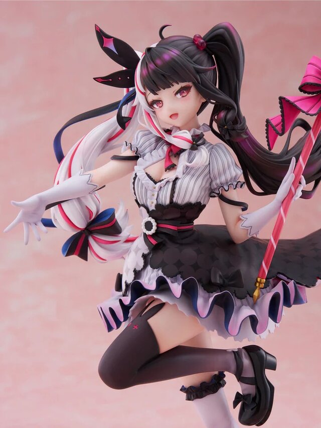 チラリと見える太ももから目が離せない…！にじさんじ・夜見れながフィギュアで登場―“アイドルマジシャン”らしいキュートな姿をそのまま立体化