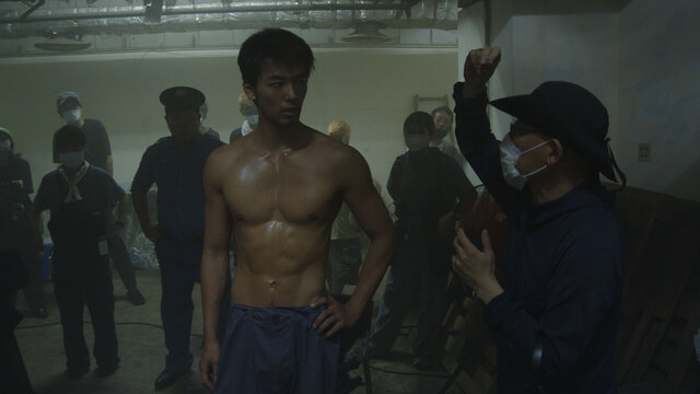 竹内涼真さんが命を懸けた本気アクション…！ドラマ「龍が如く」メイキング動画が公開ー地下格闘技場でのバトル、その裏側がアツい