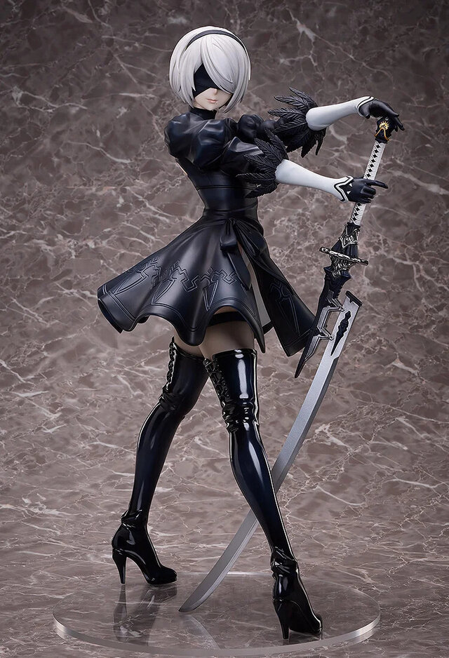 スラリとした美脚まで、1/4スケールで再現！「NieR:Automata」2Bフィギュアの圧倒的存在感