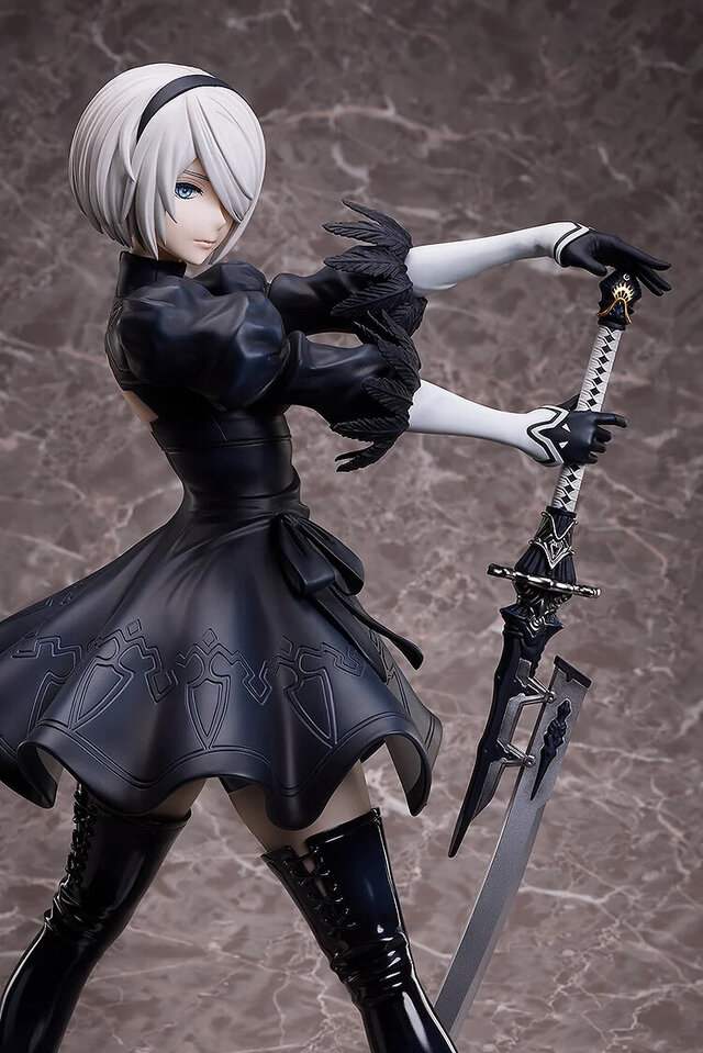 スラリとした美脚まで、1/4スケールで再現！「NieR:Automata」2Bフィギュアの圧倒的存在感