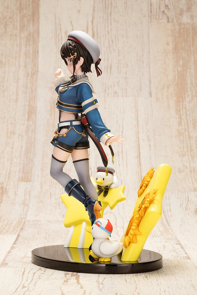 おへそもバッチリ！ホロライブ「大空スバル」がサスペンダー衣装で1/7スケールフィギュア化ーライブステージイメージの台座にはスバルドダック