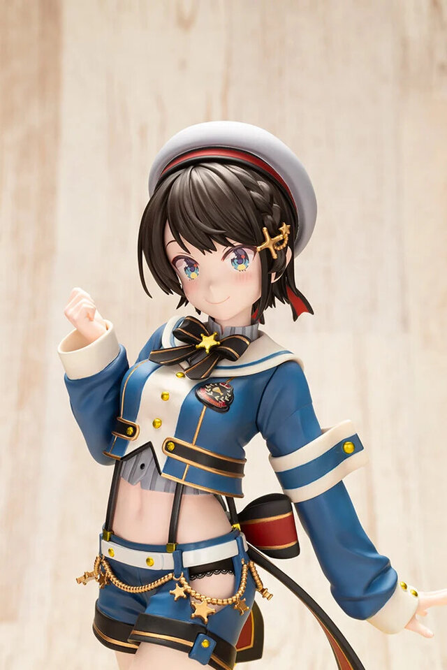 おへそもバッチリ！ホロライブ「大空スバル」がサスペンダー衣装で1/7スケールフィギュア化ーライブステージイメージの台座にはスバルドダック