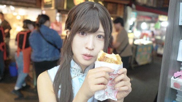 猫田あしゅ（X：@Nekota_Ashu）、洋服：不軌不軌