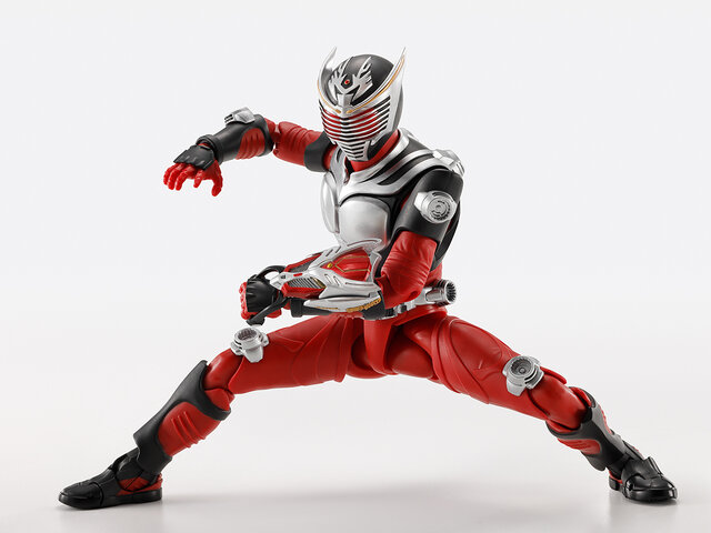 戦わなければ生き残れない！「仮面ライダー龍騎」が圧倒的な可動域でアクションフィギュア化―OPで印象的な複眼も光る