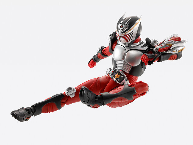 「仮面ライダー龍騎」アクションフィギュアが最高にクール！圧倒的な可動域、OPで印象的な複眼も光る