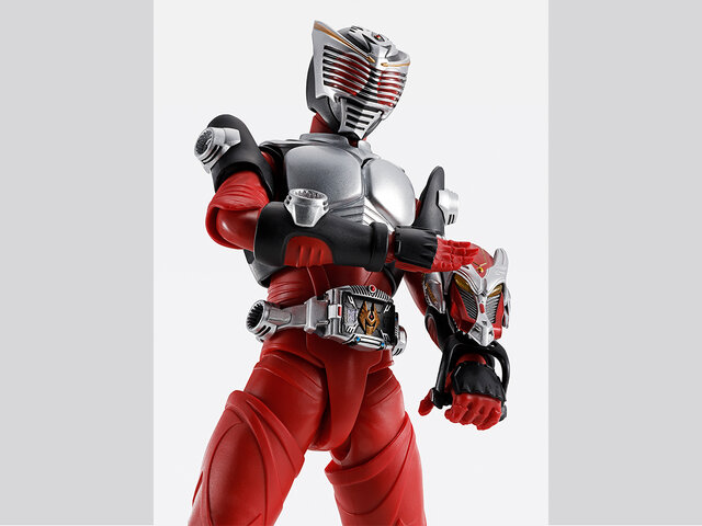 「仮面ライダー龍騎」アクションフィギュアが最高にクール！圧倒的な可動域、OPで印象的な複眼も光る